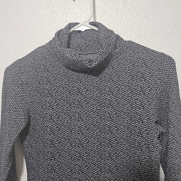 Athleta top with thumb holes size xs - Picture 2 of 10